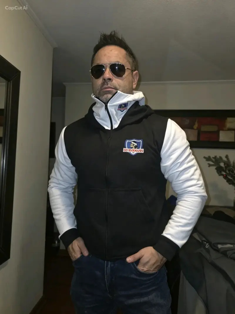 Chaqueta deportiva con capucha negra y blanca - 1