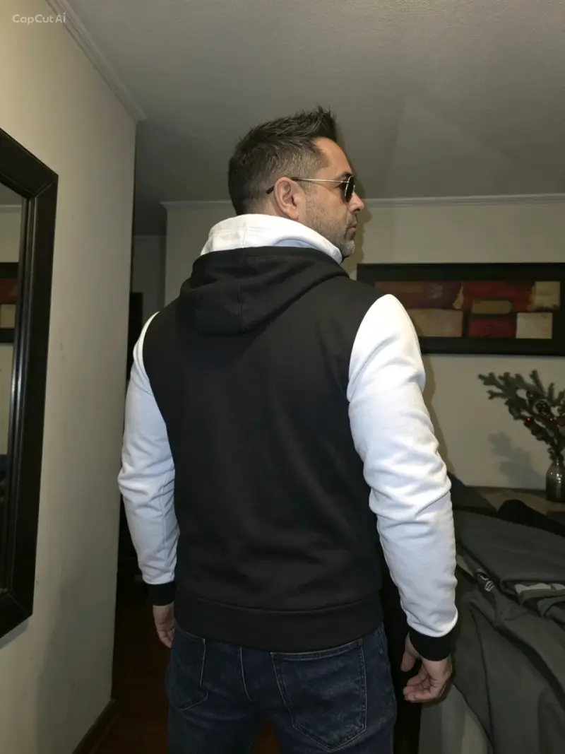 Chaqueta deportiva con capucha negra y blanca - 2