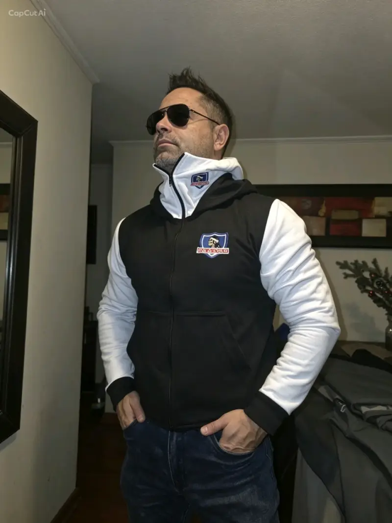 Chaqueta deportiva con capucha negra y blanca - 3