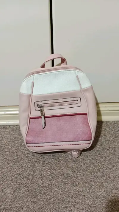 Mochila pequeña rosa y blanca con bolsillos - miniatura 1