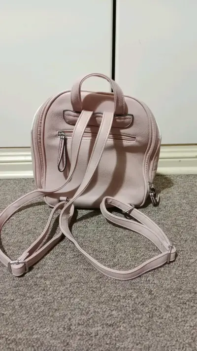 Mochila pequeña rosa y blanca con bolsillos - miniatura 2