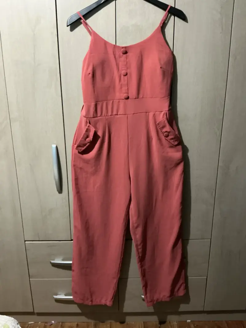 Enterito rojo con tirantes y bolsillos