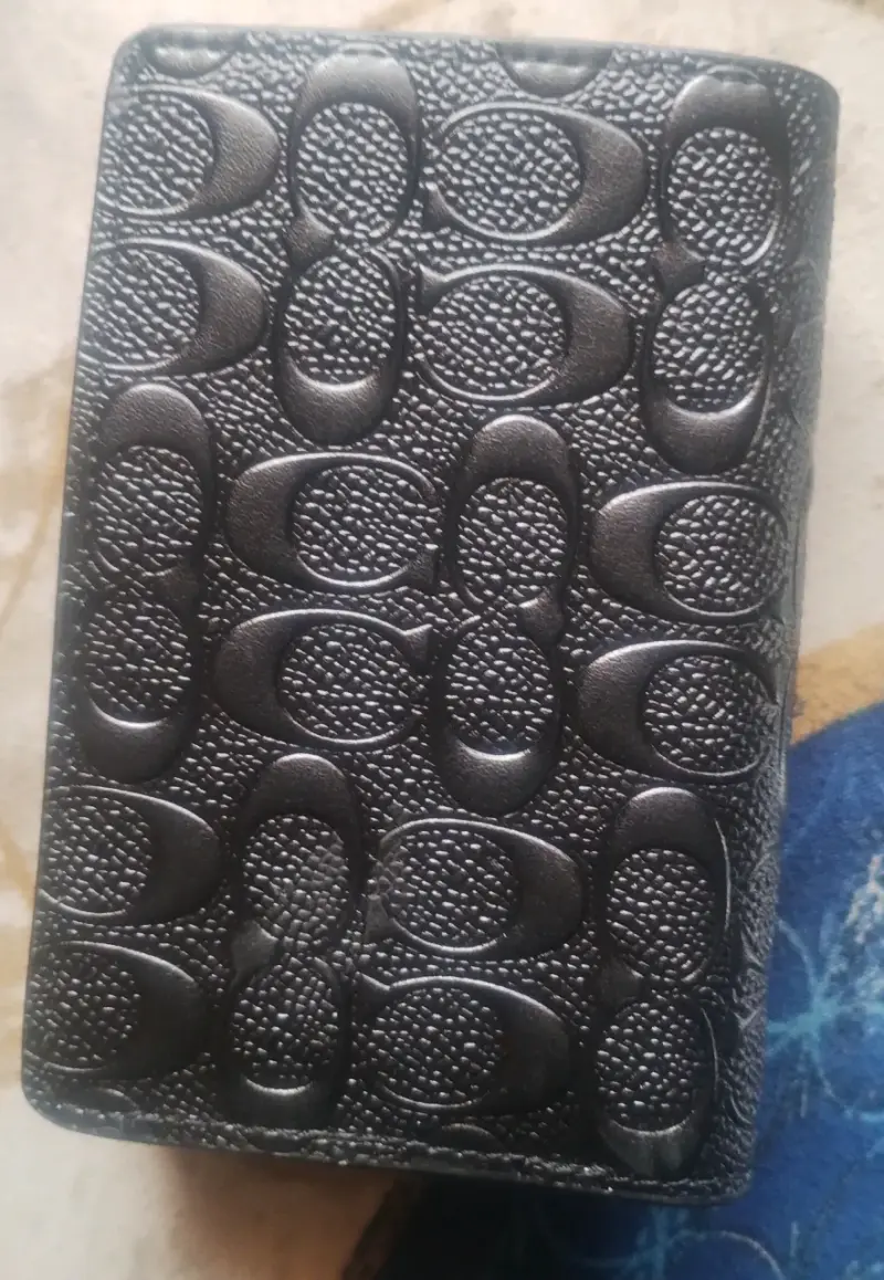 Billetera de cuero Coach negra con logo - 1