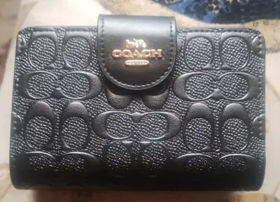 Billetera de cuero Coach negra con logo - miniatura 2