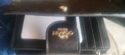 Billetera de cuero Coach negra con logo - miniatura 3