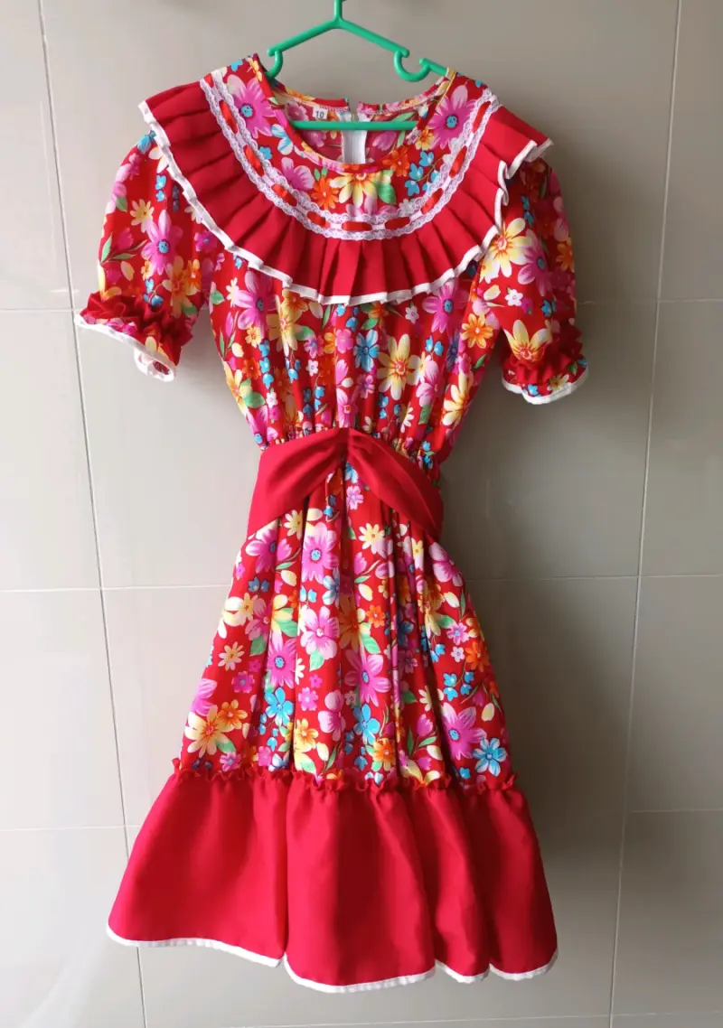 Vestido floral rojo para niña talla 10.
