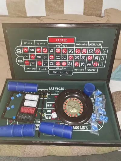 Juego de mesa de casino con ruleta y dados - miniatura 1