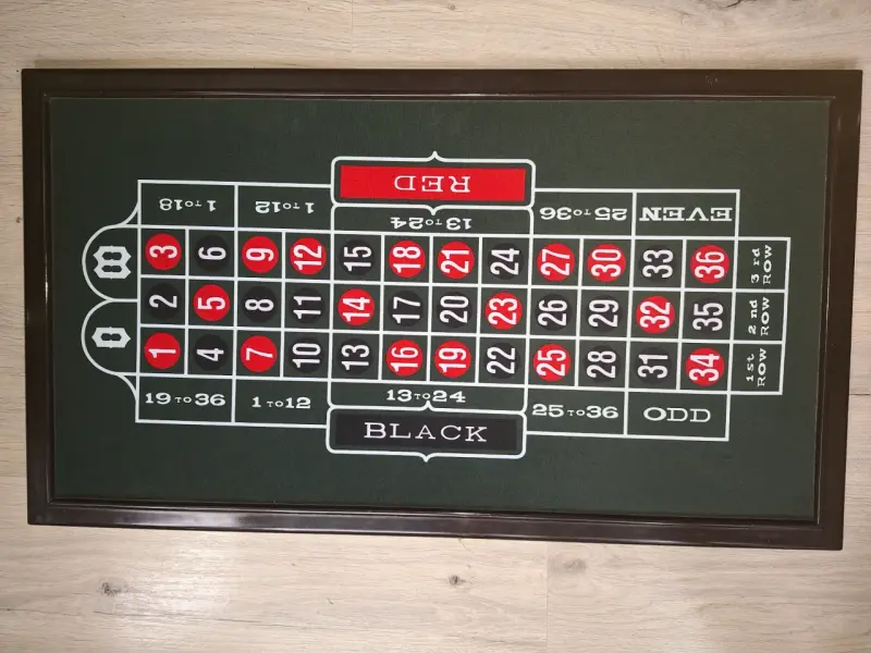 Juego de mesa de casino con ruleta y dados - 2
