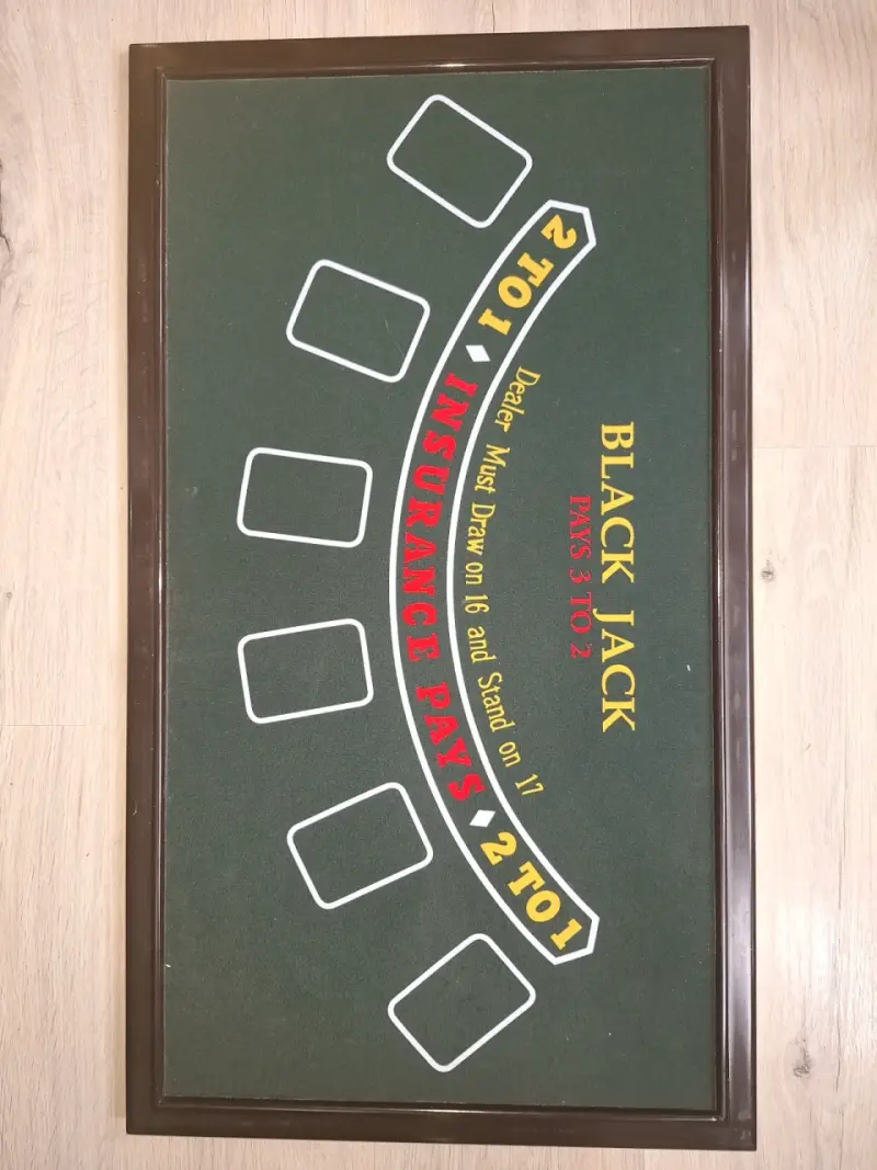Juego de mesa de casino con ruleta y dados - 3