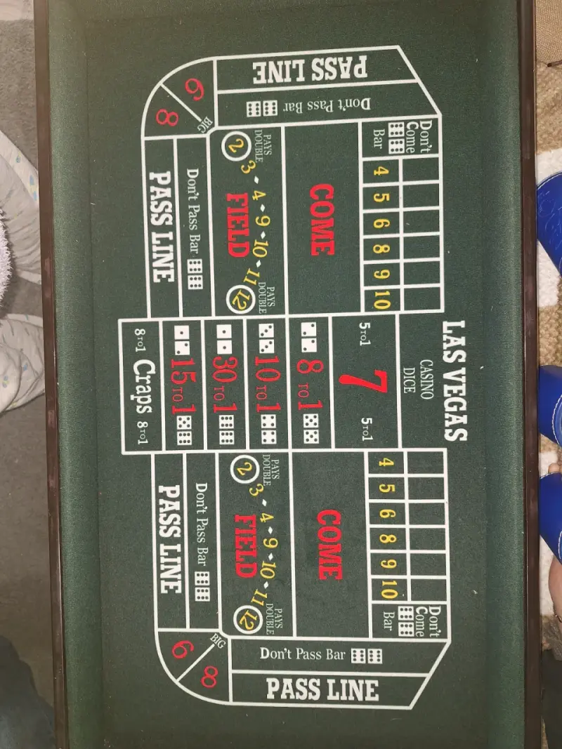 Juego de mesa de casino con ruleta y dados - 4