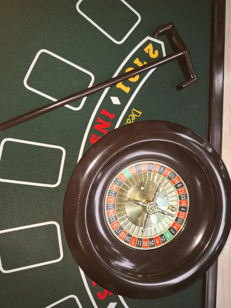 Juego de mesa de casino con ruleta y dados - 5