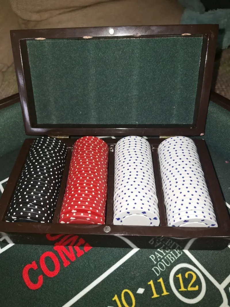 Juego de mesa de casino con ruleta y dados - 6