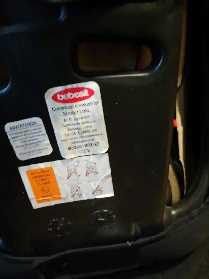 Silla de Auto Bebesit Negra con Detalles Rojos