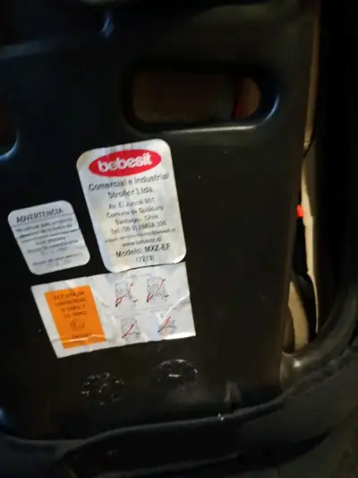 Silla de Auto Bebesit Negra con Detalles Rojos - miniatura 1