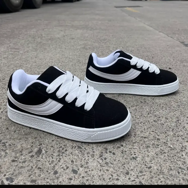 Zapatillas deportivas negras con diseño moderno