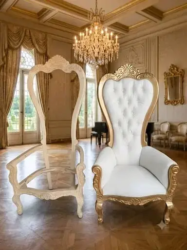 Sillón de lujo con respaldo alto y detalles dorados