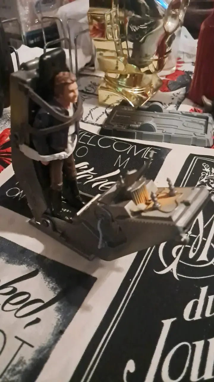 Figura de acción Han Solo en carbonita Hasbro - 2