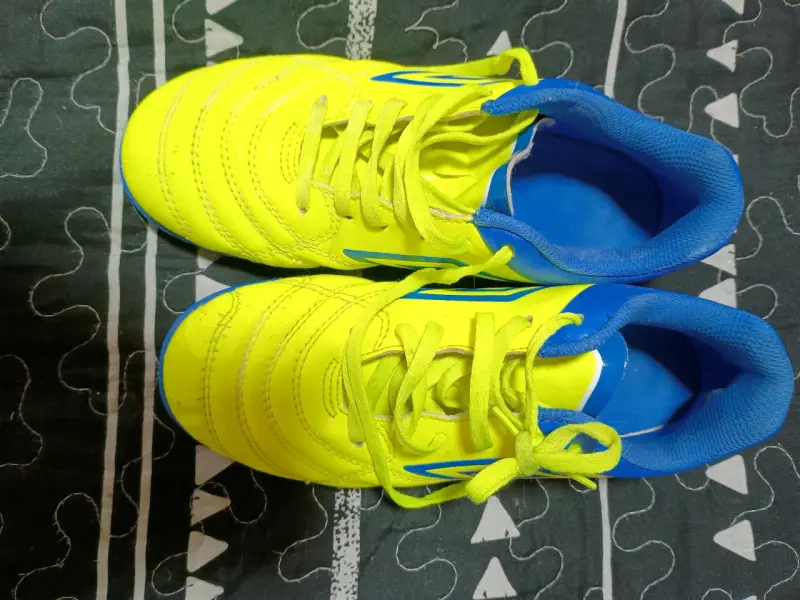 Zapatillas de fútbol Umbro amarillas y azules - 1