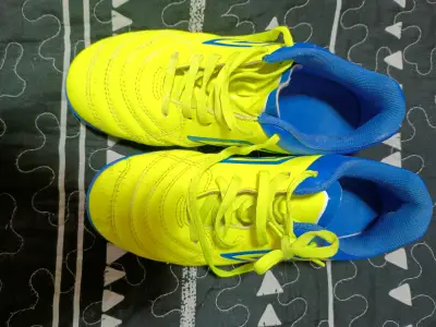Zapatillas de fútbol Umbro amarillas y azules - miniatura 1