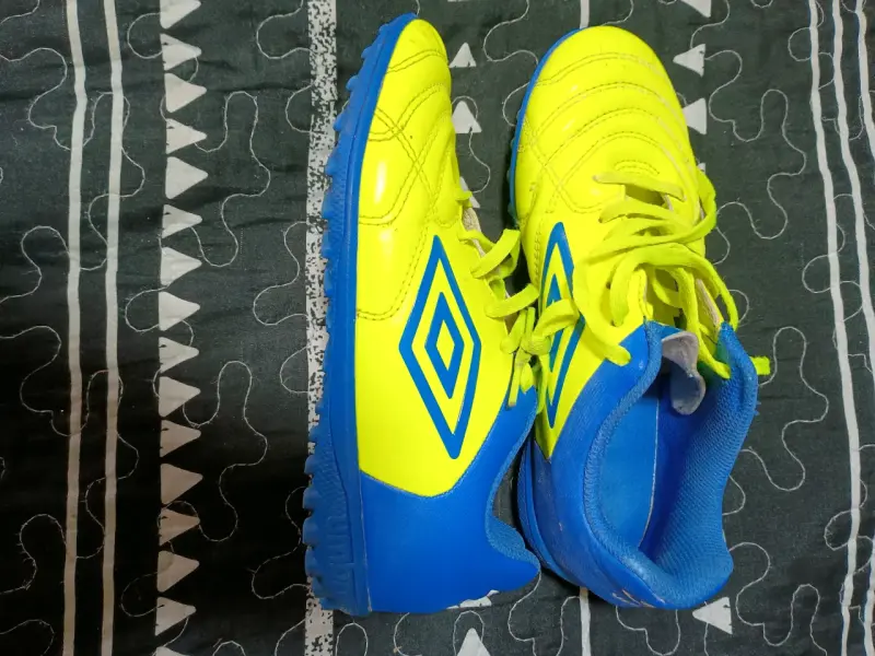 Zapatillas de fútbol Umbro amarillas y azules - 2