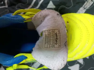Zapatillas de fútbol Umbro amarillas y azules - miniatura 3