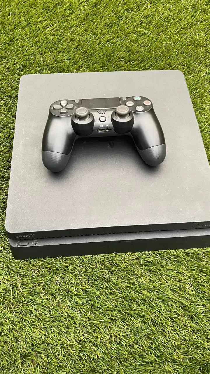 Consola PS4 con control y juego Resident Evil 6 - 1