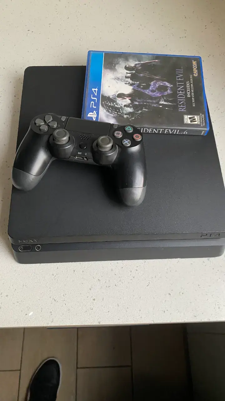 Consola PS4 con control y juego Resident Evil 6 - 2