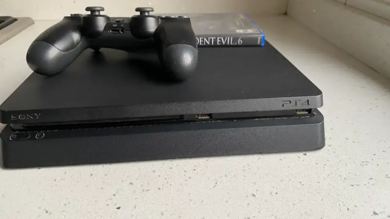 Consola PS4 con control y juego Resident Evil 6 - 3