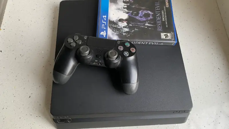Consola PS4 con control y juego Resident Evil 6 - 4