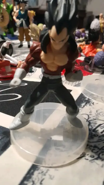 Figura de acción de personaje anime con base - miniatura 1