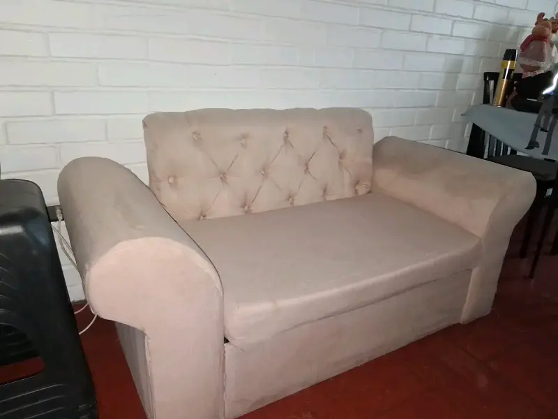 Sofá beige de dos plazas con diseño capitoné - 1