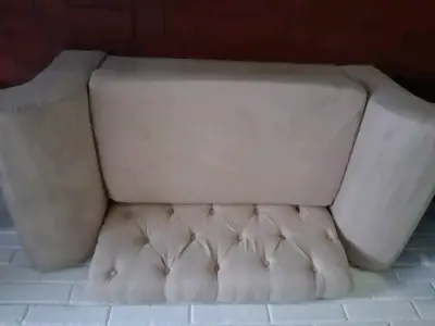 Sofá beige de dos plazas con diseño capitoné - miniatura 2