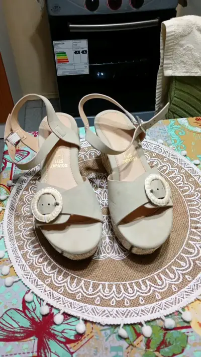 Sandalias de plataforma beige con hebilla decorativa - miniatura 1