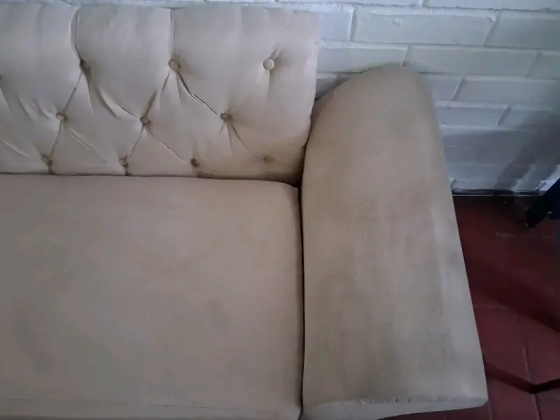 Sofá beige de dos plazas con diseño capitoné - 3