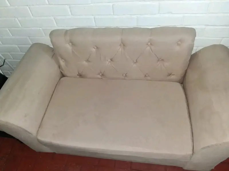Sofá beige de dos plazas con diseño capitoné - 4