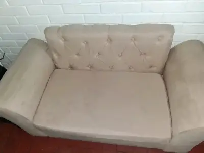 Sofá beige de dos plazas con diseño capitoné - miniatura 4