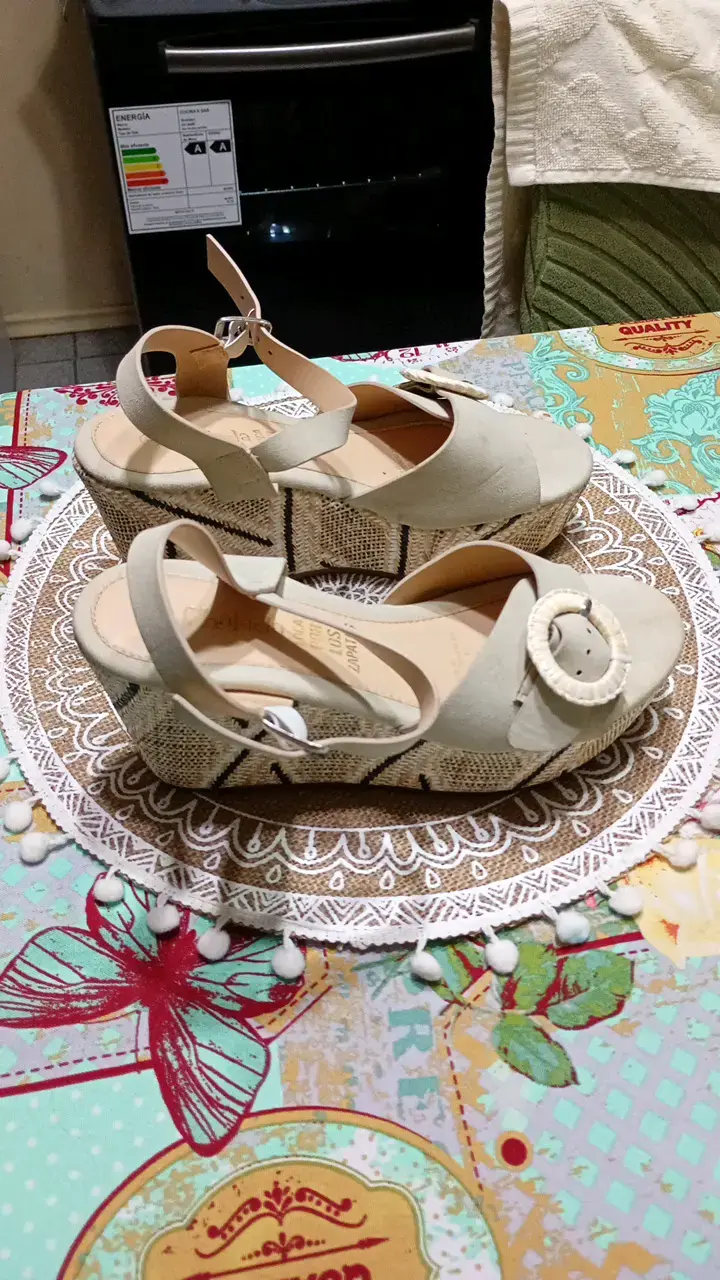 Sandalias de plataforma beige con hebilla decorativa - 2