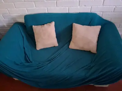 Sofá beige de dos plazas con diseño capitoné - miniatura 5