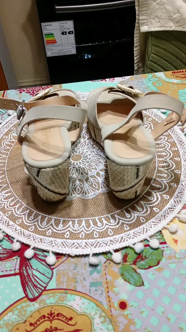 Sandalias de plataforma beige con hebilla decorativa - 3