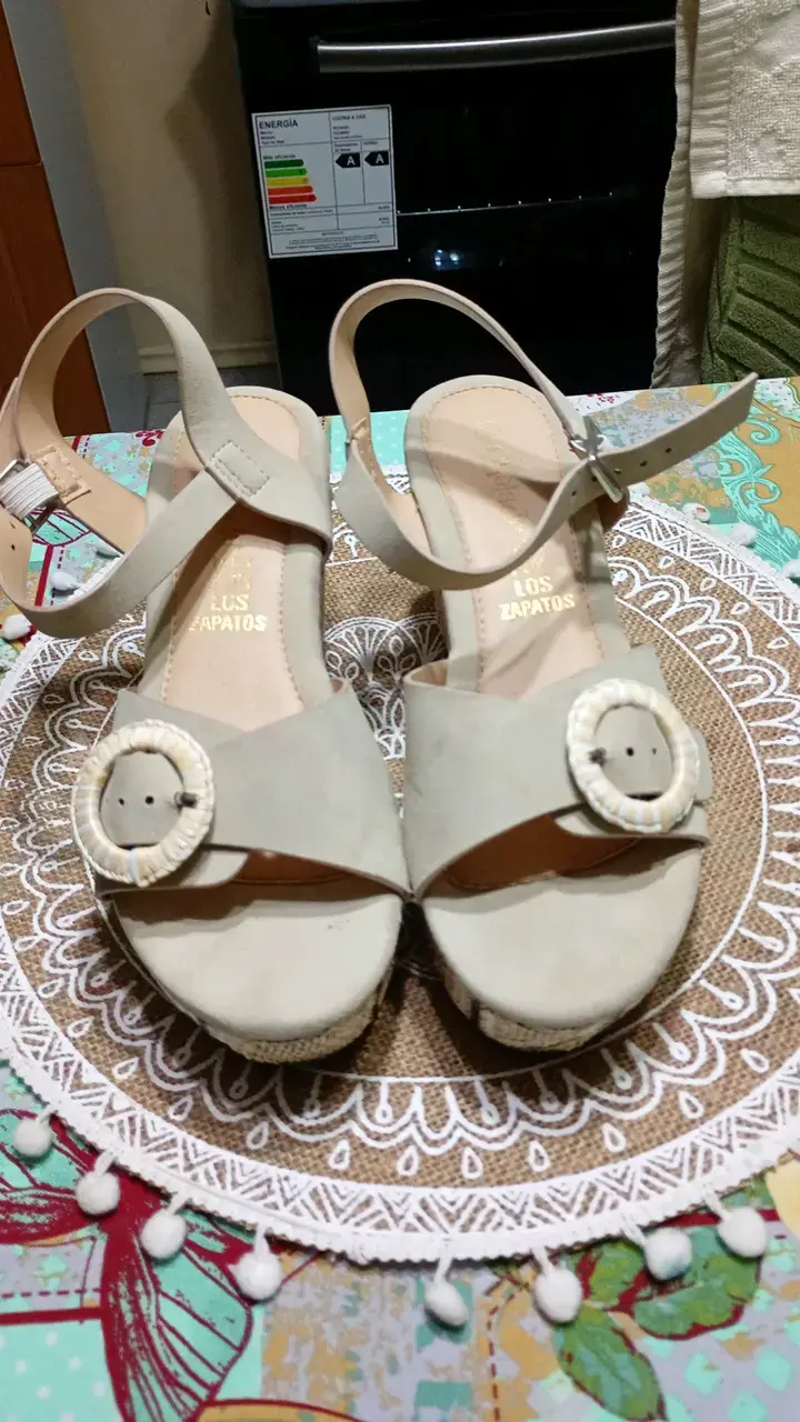 Sandalias de plataforma beige con hebilla decorativa - 4