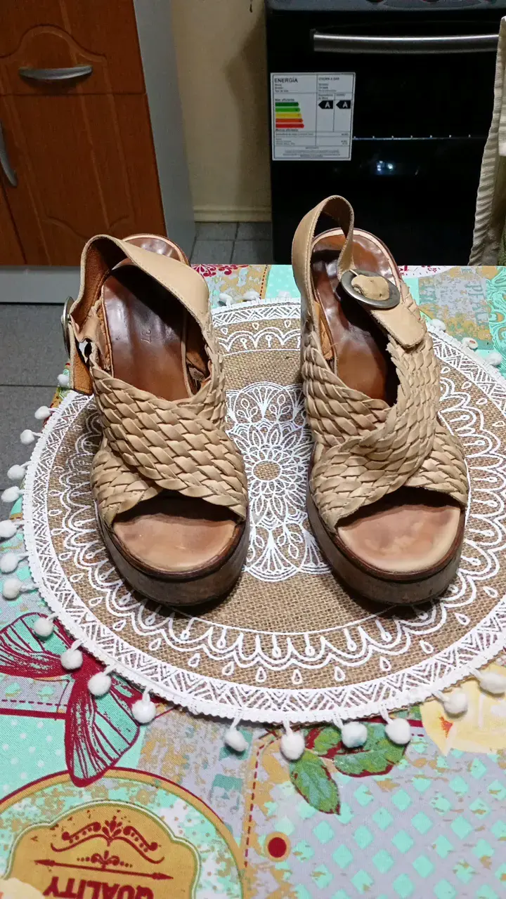 Sandalias de plataforma tejidas color beige - 1