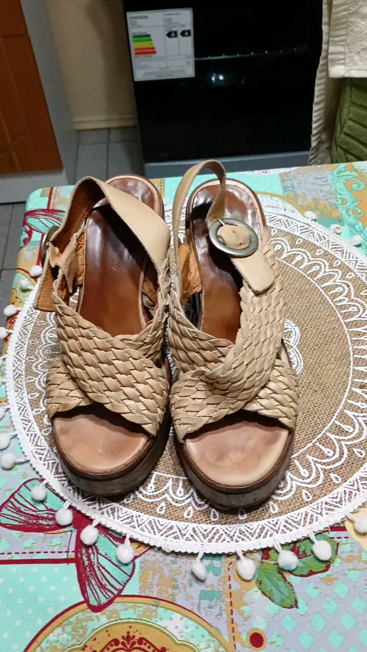 Sandalias de plataforma tejidas color beige - 4