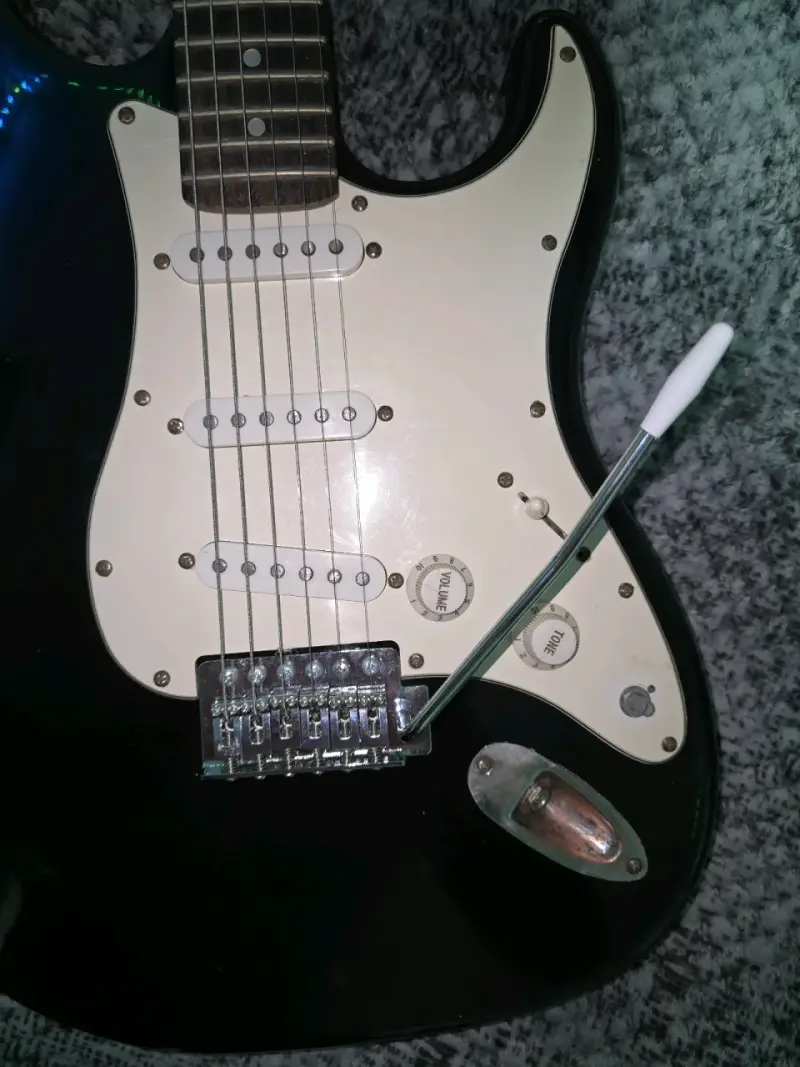 Guitarra electrica stratocaster suzuki, negociable - 2