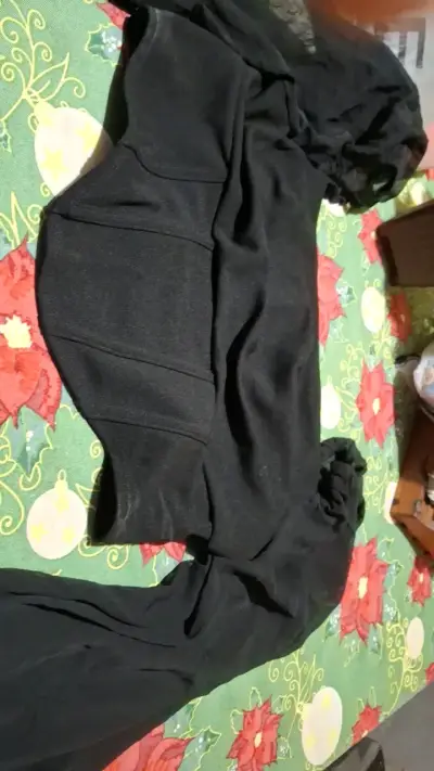 Chaqueta negra con cierre y capucha - miniatura 1