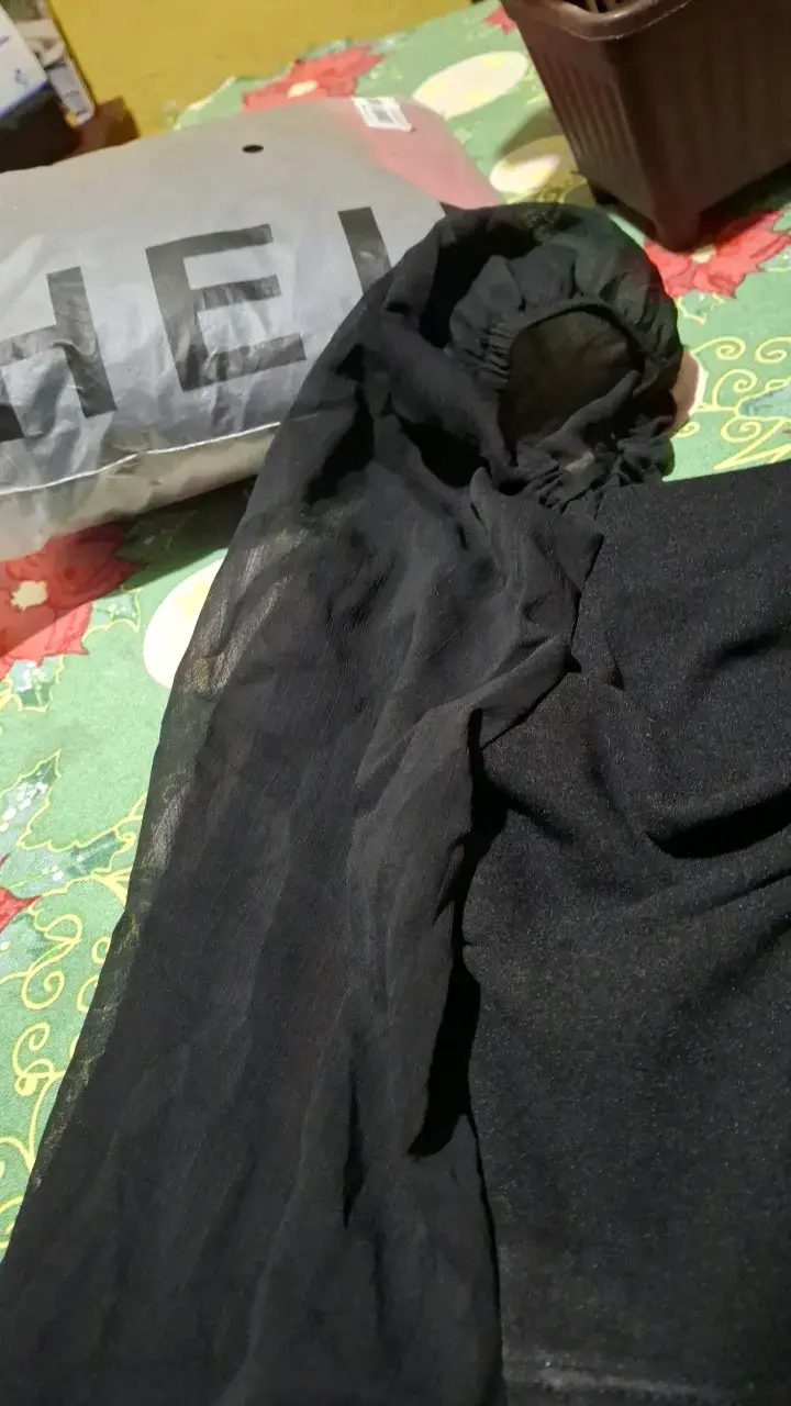 Chaqueta negra con cierre y capucha - 2