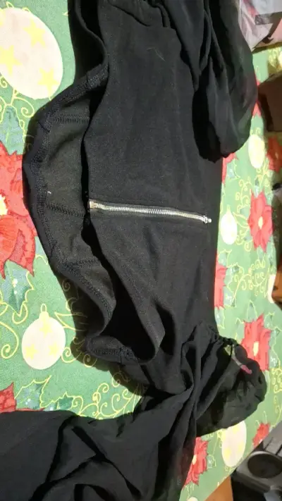 Chaqueta negra con cierre y capucha - miniatura 3