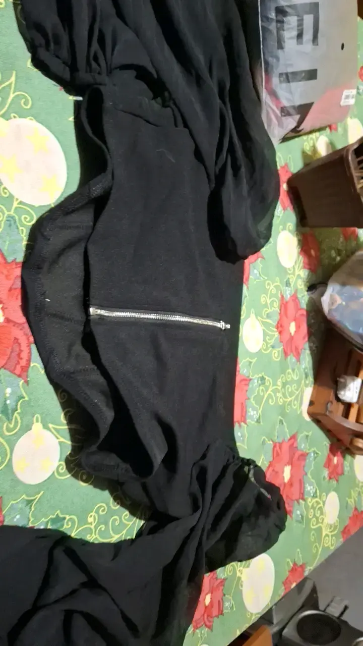 Chaqueta negra con cierre y capucha - 4