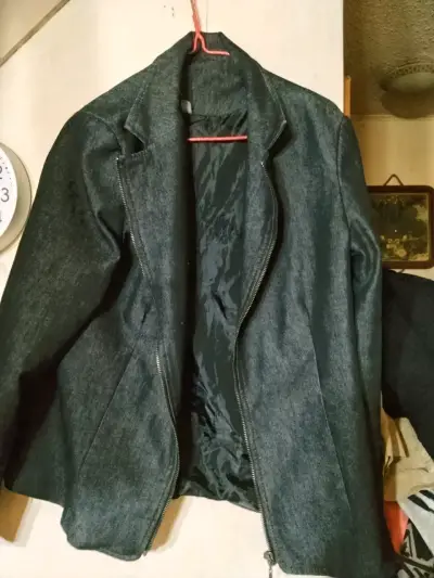 Chaqueta de mezclilla negra para mujer - miniatura 1