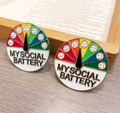 Pin de Batería Social y de Harry Potter - miniatura 1
