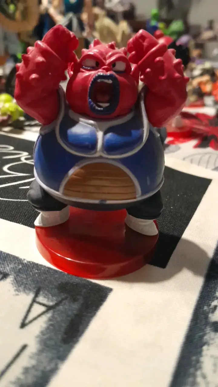 Figura de acción de personaje rojo